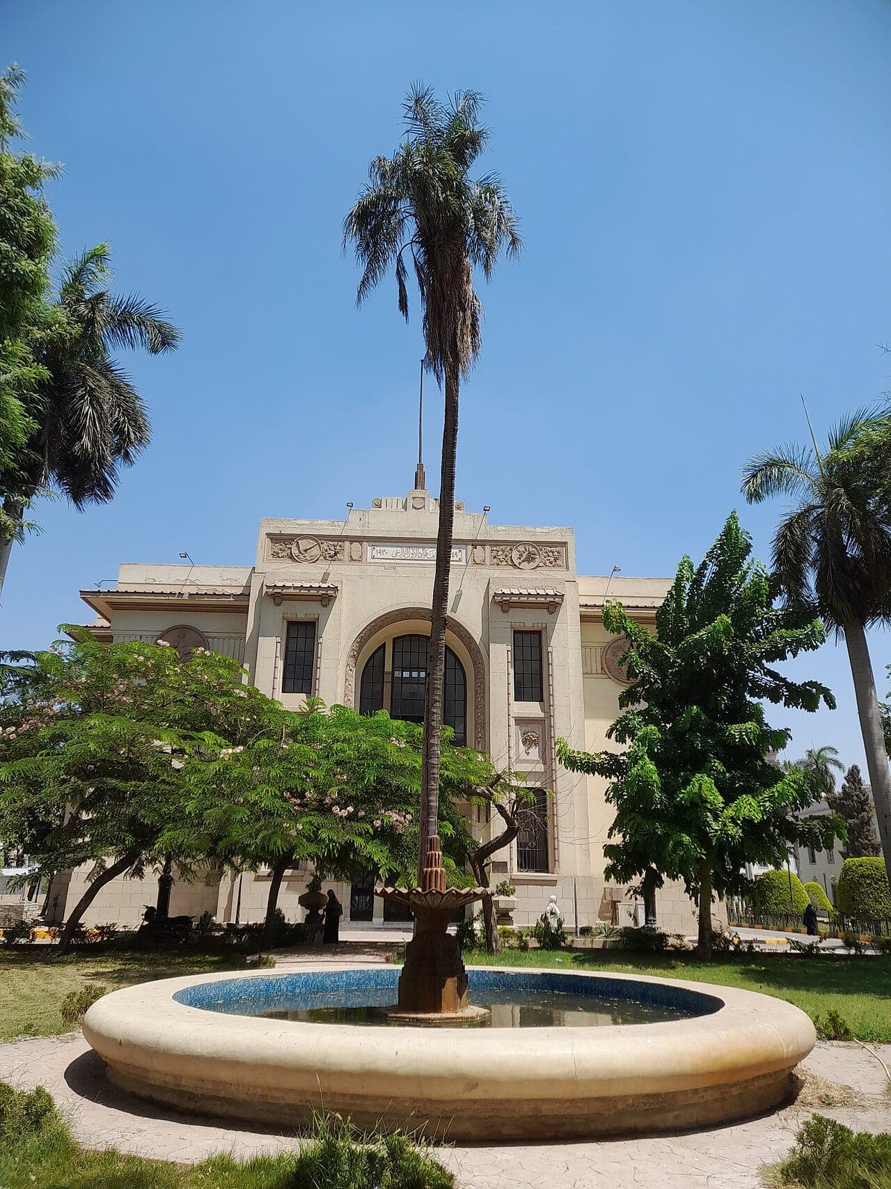 One of the museum's pavilions and its fountain, among the palms of the grounds.