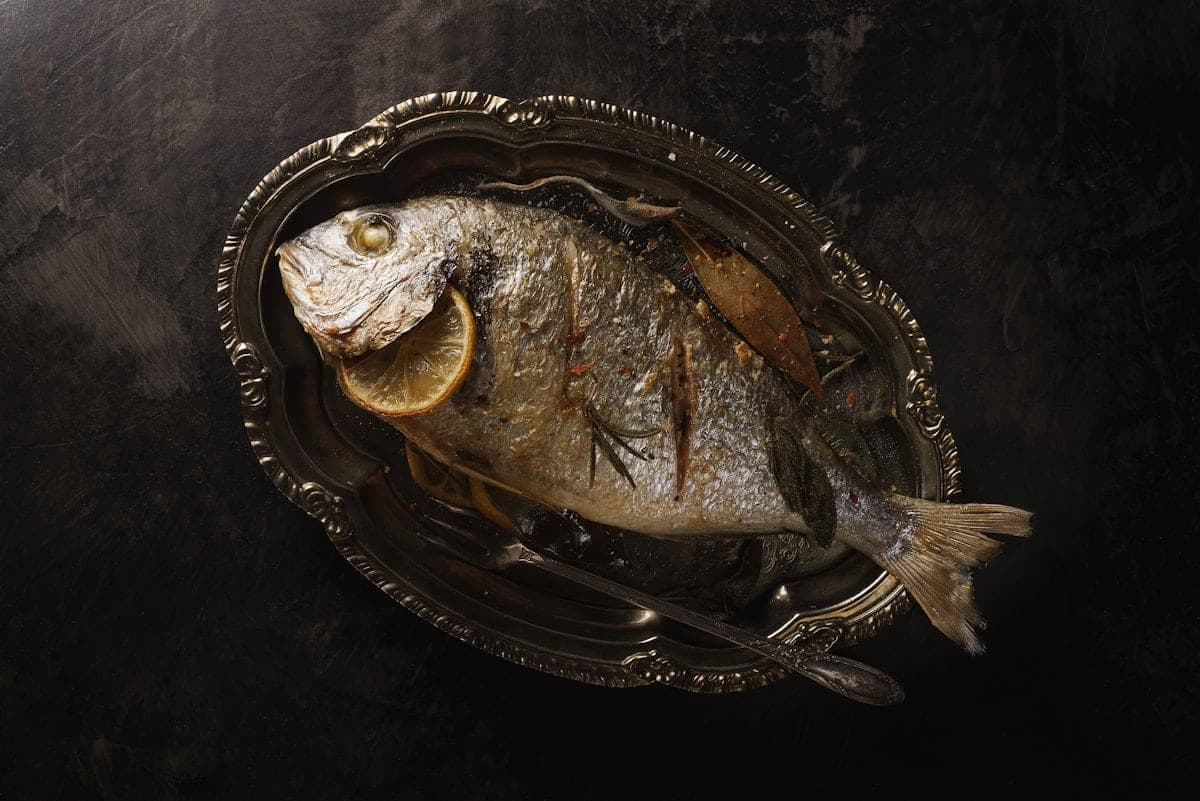 A whole fish with lemon, served on a platter