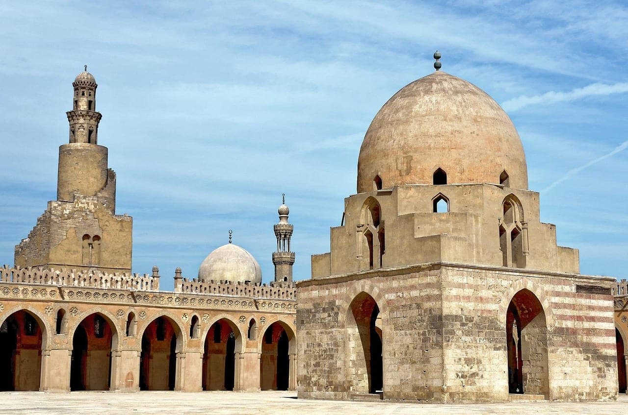 The ablution fountain under its dome, at the centre of the courtyard.